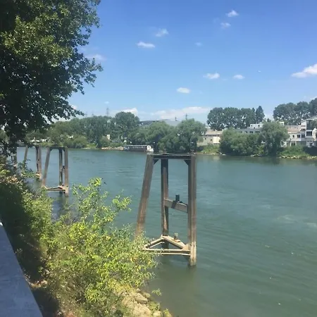 En Bord De Seine Tres Calme